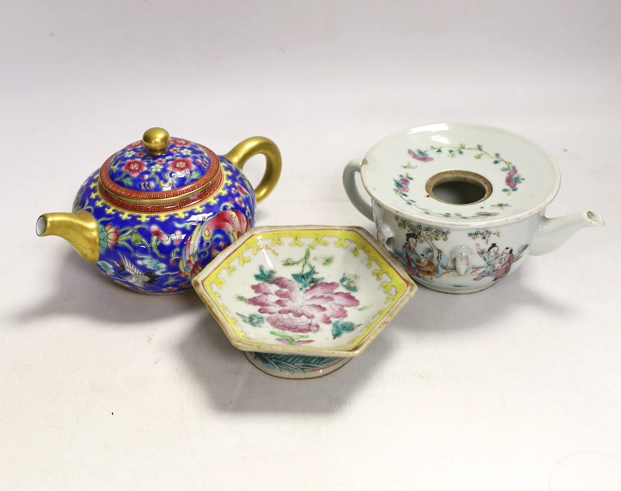 Two Chinese porcelain teapots (one missing cover) and a hexagonal pedestal dish, tallest 9.5cm